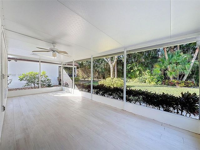 356 Hammocks Trl, Green Acres, FL 33413