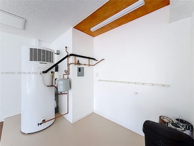 356 Hammocks Trl, Green Acres, FL 33413