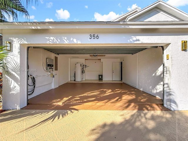 356 Hammocks Trl, Green Acres, FL 33413