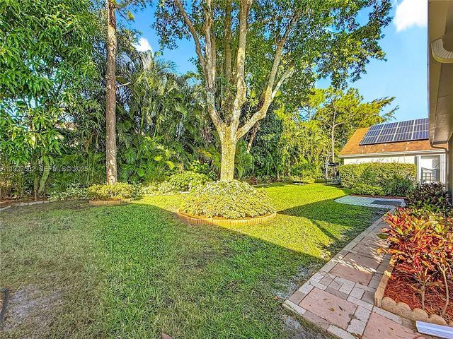 356 Hammocks Trl, Green Acres, FL 33413