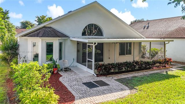 356 Hammocks Trl, Green Acres, FL 33413