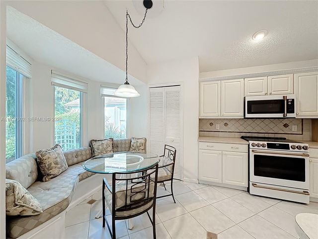 356 Hammocks Trl, Green Acres, FL 33413