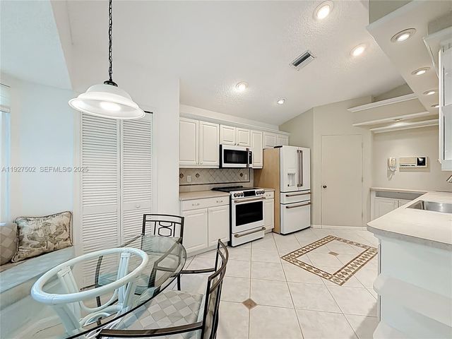 356 Hammocks Trl, Green Acres, FL 33413