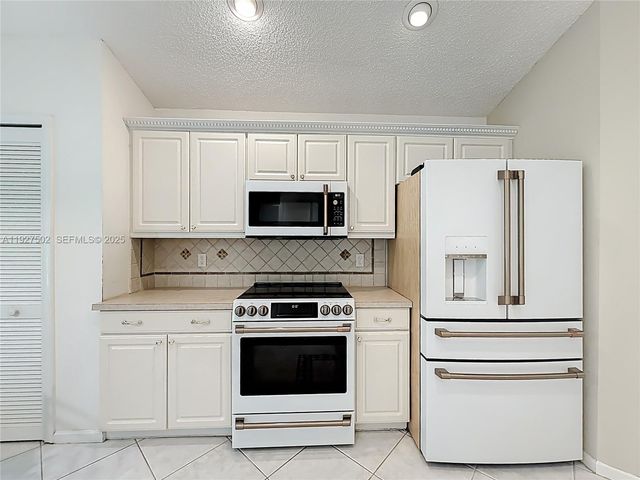 356 Hammocks Trl, Green Acres, FL 33413