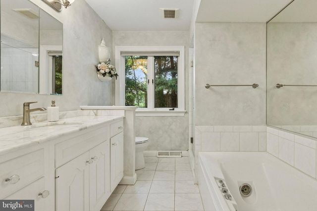 6 STEEPLECHASE LN, Blue Bell, PA 19422