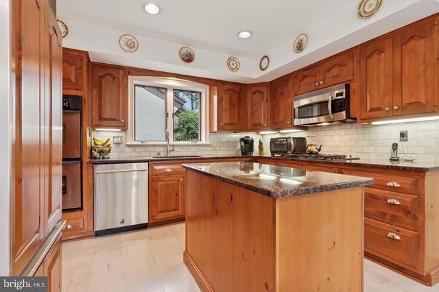 6 STEEPLECHASE LN, Blue Bell, PA 19422