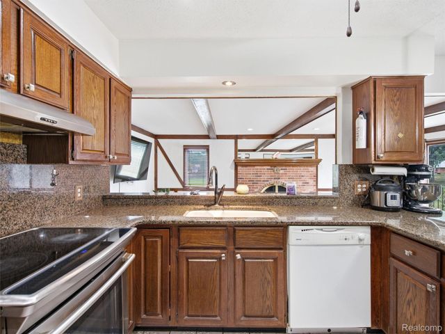 22520 Vacri Lane, Farmington Hills, MI 48335