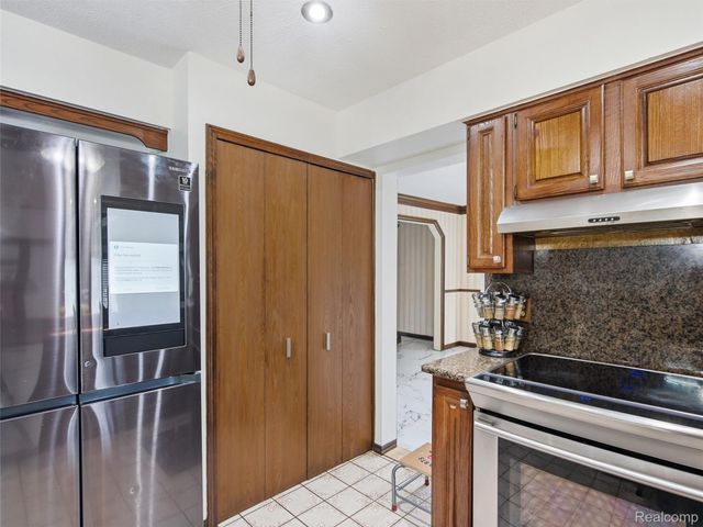 22520 Vacri Lane, Farmington Hills, MI 48335