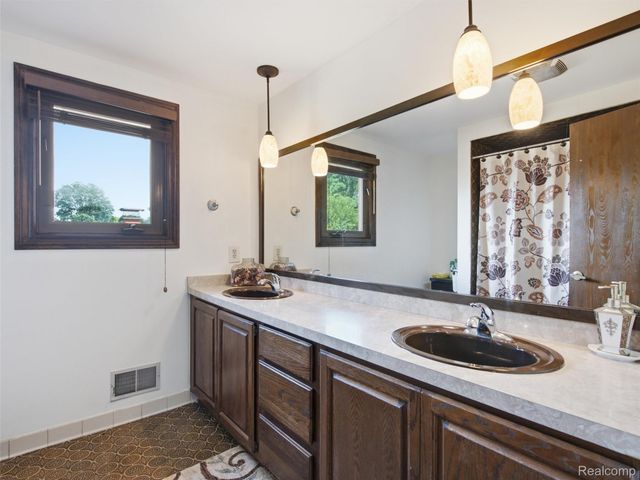 22520 Vacri Lane, Farmington Hills, MI 48335