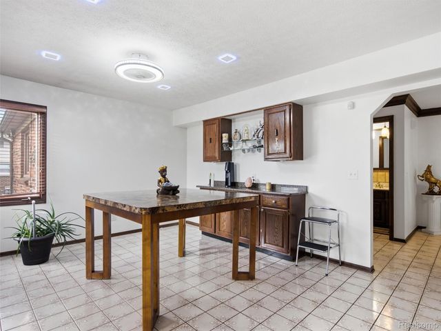 22520 Vacri Lane, Farmington Hills, MI 48335