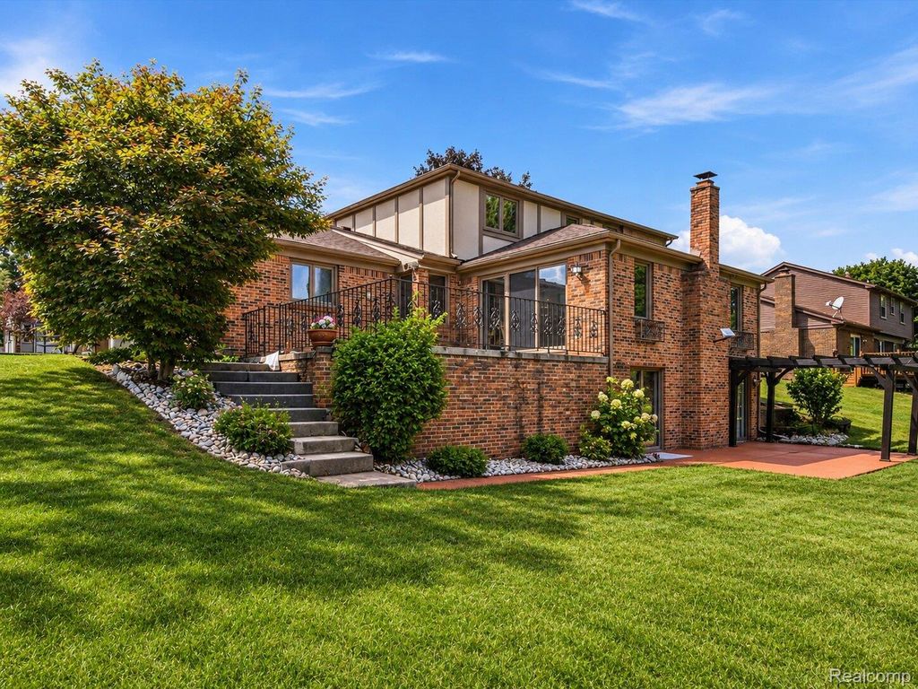 22520 Vacri Lane, Farmington Hills, MI 48335