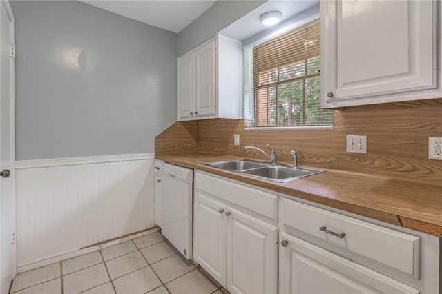 111B Normal Park Drive B, Huntsville, TX 77320