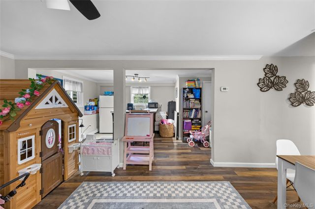 33 Manhasset Road, Sound Beach, NY 11789