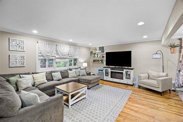 33 Manhasset Road, Sound Beach, NY 11789