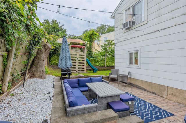 33 Manhasset Road, Sound Beach, NY 11789