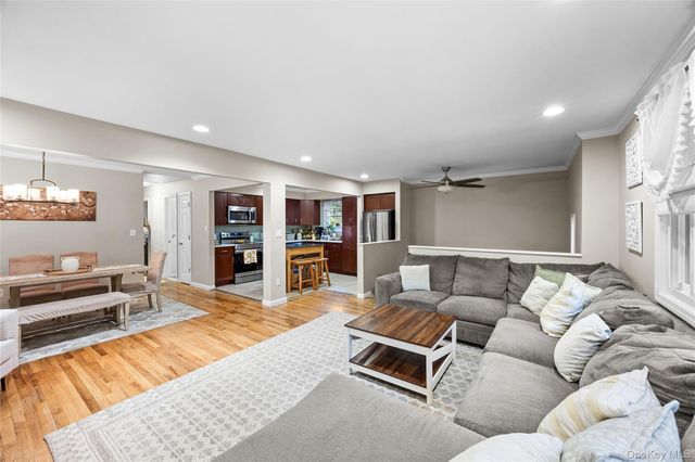 33 Manhasset Road, Sound Beach, NY 11789
