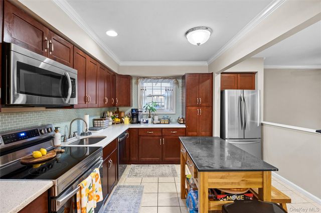 33 Manhasset Road, Sound Beach, NY 11789