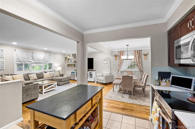 33 Manhasset Road, Sound Beach, NY 11789