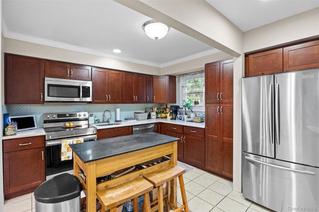 33 Manhasset Road, Sound Beach, NY 11789