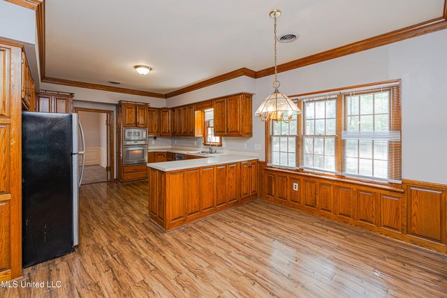 100 Rolling Meadows Drive, Jackson, MS 39211