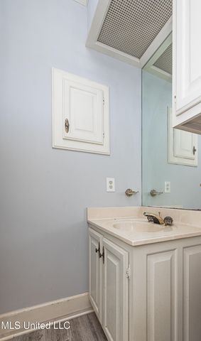 100 Rolling Meadows Drive, Jackson, MS 39211
