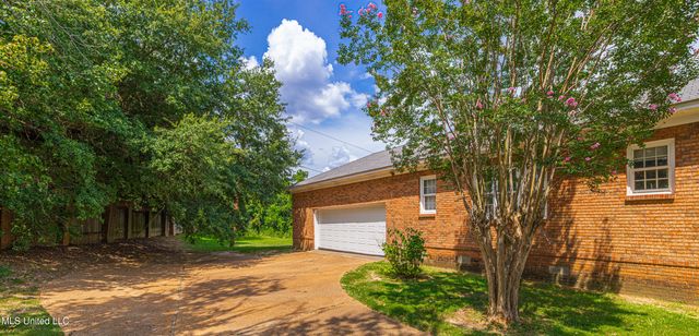 100 Rolling Meadows Drive, Jackson, MS 39211