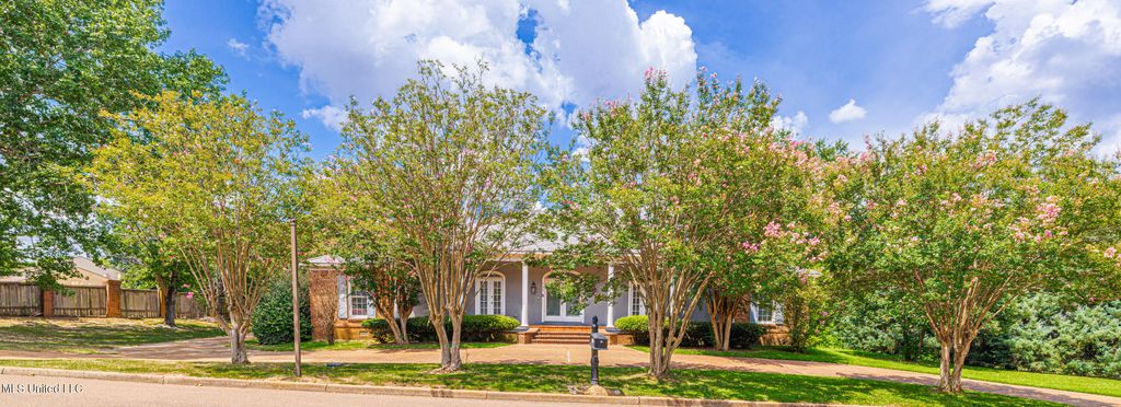 100 Rolling Meadows Drive, Jackson, MS 39211