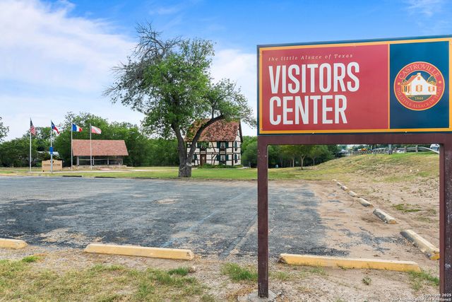 121 Cherrybark Oak, Castroville, TX 78009