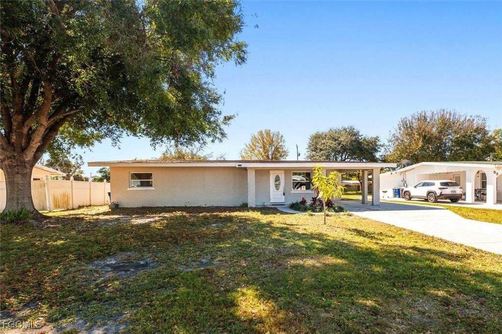 41 Victoria DR, North Fort Myers, FL 33917