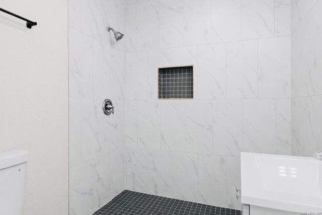 2551 W Summit Ave, San Antonio, TX 78228