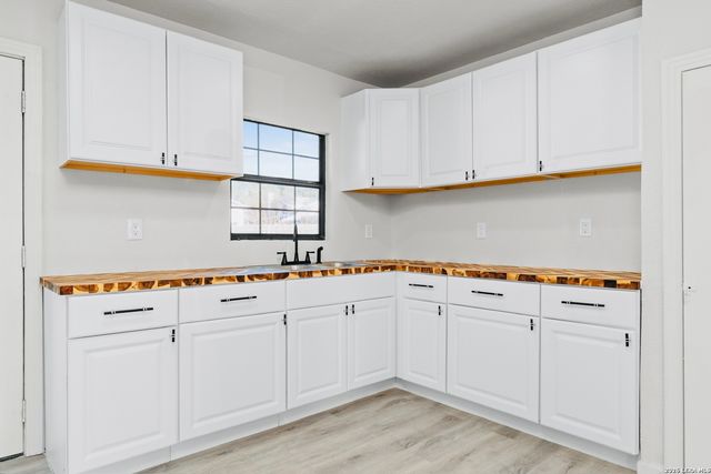 2551 W Summit Ave, San Antonio, TX 78228