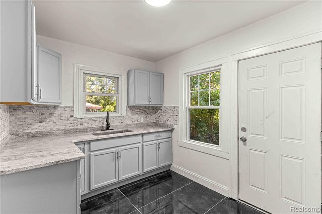 1558 College Avenue, Lincoln Park, MI 48146