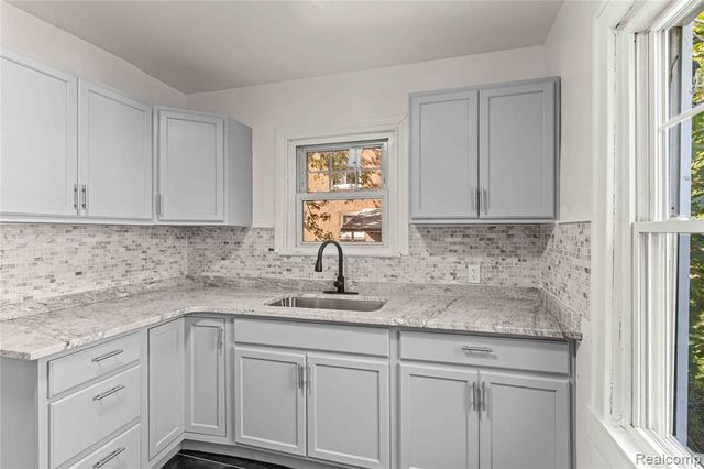 1558 College Avenue, Lincoln Park, MI 48146