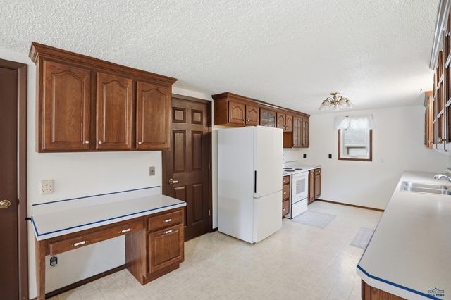 1830 SUN VALLEY DR, Rapid City, SD 57702