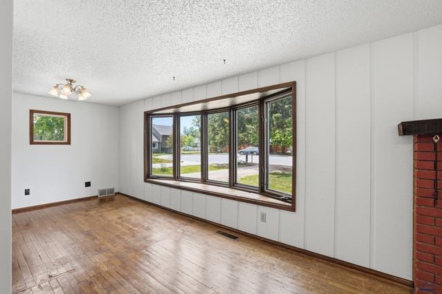1830 SUN VALLEY DR, Rapid City, SD 57702