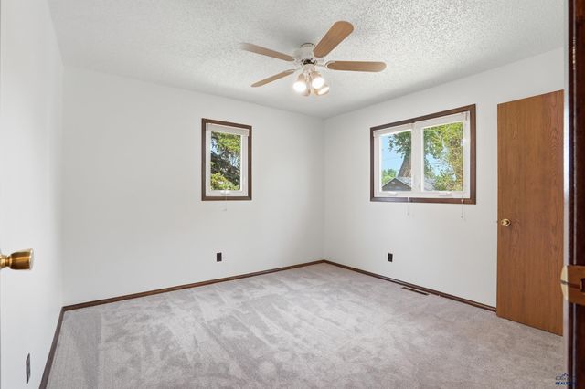 1830 SUN VALLEY DR, Rapid City, SD 57702