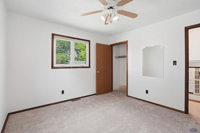 1830 SUN VALLEY DR, Rapid City, SD 57702