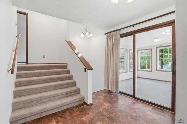 1830 SUN VALLEY DR, Rapid City, SD 57702