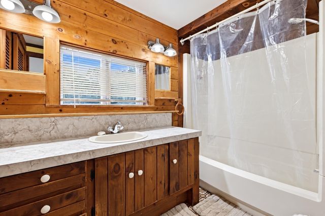 38 Gifford Ave, Dartmouth, MA 02747
