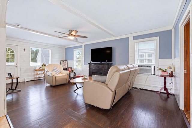 38 Gifford Ave, Dartmouth, MA 02747