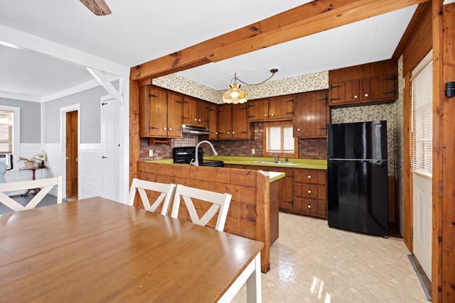 38 Gifford Ave, Dartmouth, MA 02747