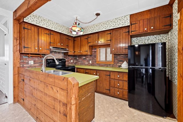 38 Gifford Ave, Dartmouth, MA 02747