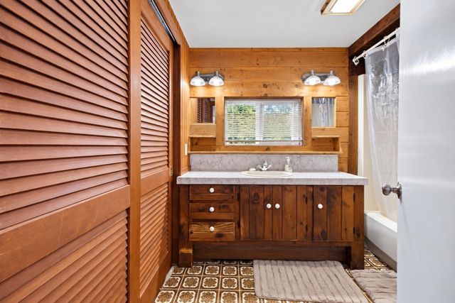 38 Gifford Ave, Dartmouth, MA 02747