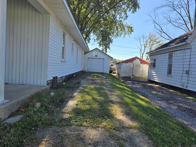 909 W 4th Street, Bicknell, IN 47512