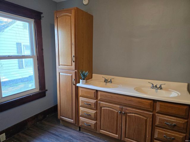 909 W 4th Street, Bicknell, IN 47512