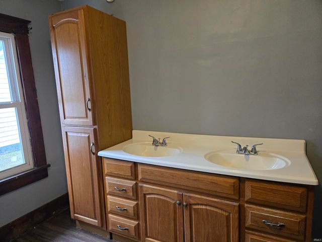 909 W 4th Street, Bicknell, IN 47512