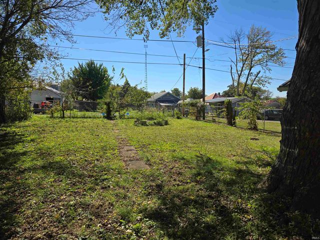 909 W 4th Street, Bicknell, IN 47512