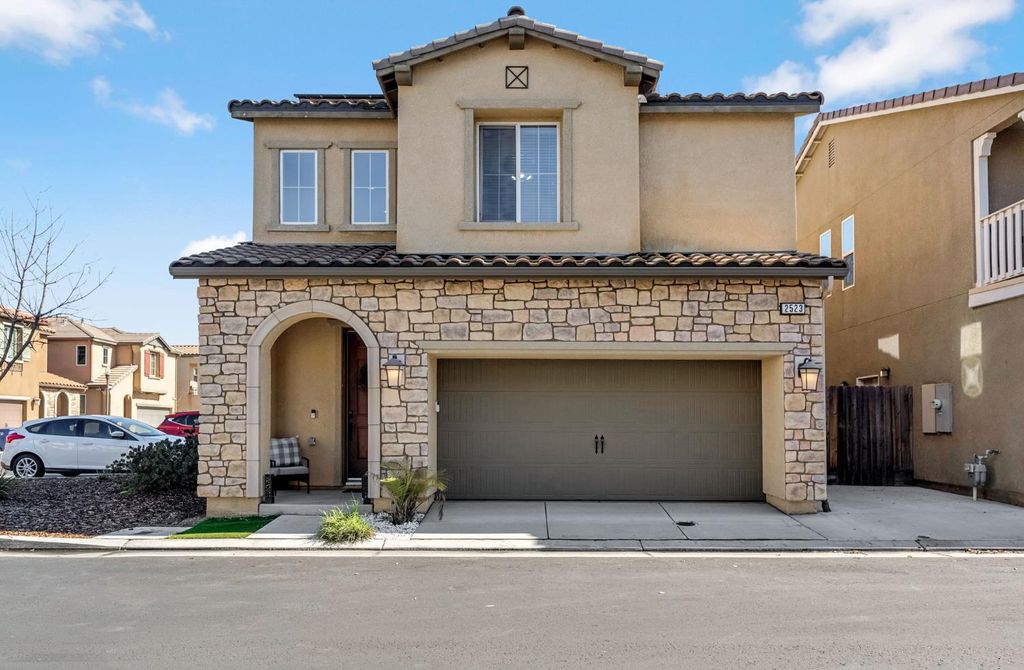 2523 Legacy Drive, Clovis, CA 93612
