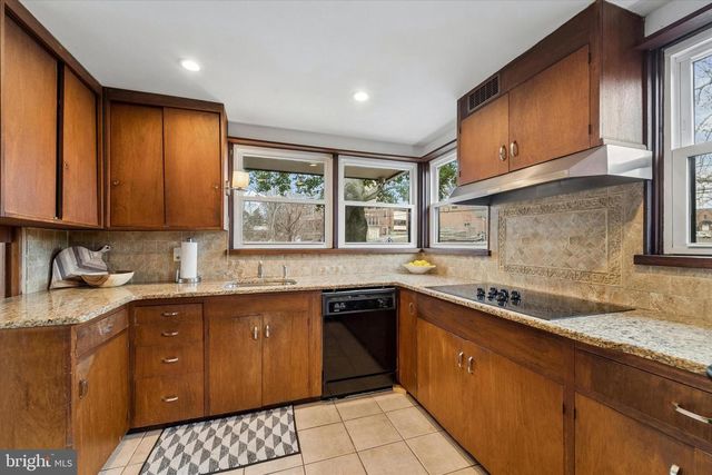 120 W ESSEX AVE, Lansdowne, PA 19050