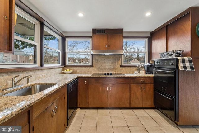 120 W ESSEX AVE, Lansdowne, PA 19050